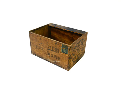 www.classicvintagerentals.com ? 0338 - St. Elmo Cigar Box