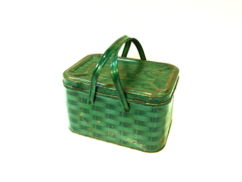 www.classicvintagerentals.com ? 0637 - Green Tin Basket