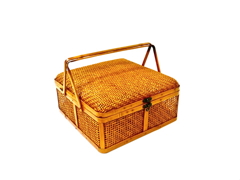 www.classicvintagerentals.com ? 0646 - Wicker Picnic Basket