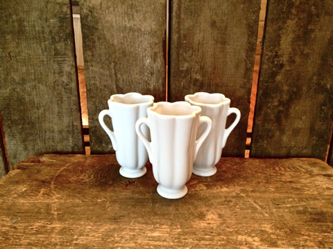 www.classicvintagerentals.com ? 1333 - Scalloped White Vase