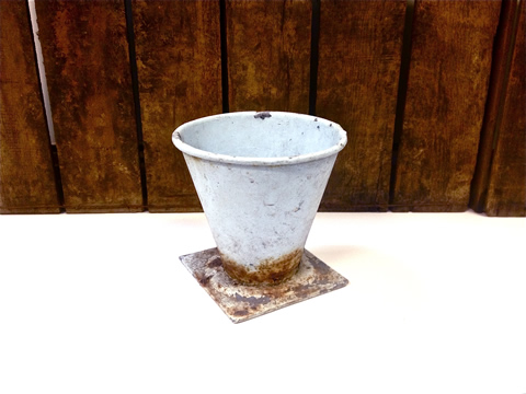 www.classicvintagerentals.com ? 1666 - Cast Iron Container