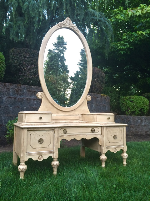 www.classicvintagerentals.com ? 1774 - Charlotte Vanity