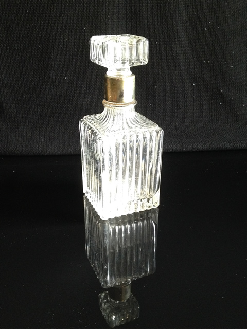 www.classicvintagerentals.com ? 2687 - Vintage Glass Decanter