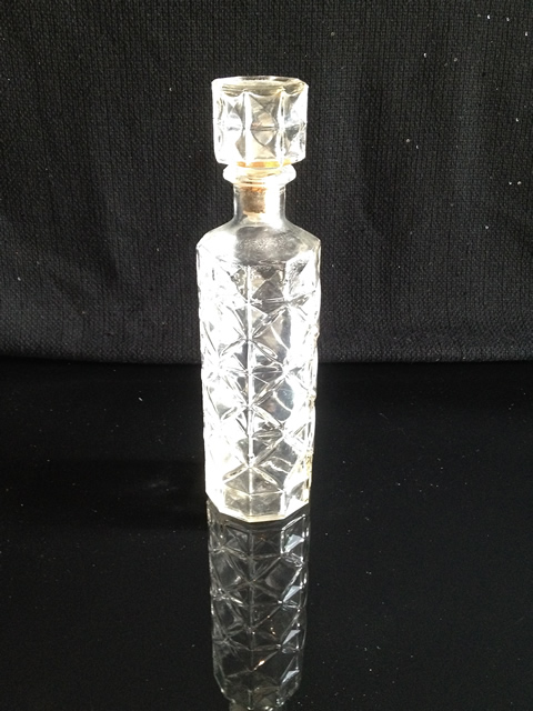www.classicvintagerentals.com ? 2690 - Vintage Glass Decanter