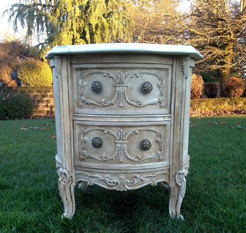 www.classicvintagerentals.com  3517 - Antoinette Side Table