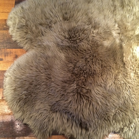www.classicvintagerentals.com ? 4972 - Sheepskin Rug