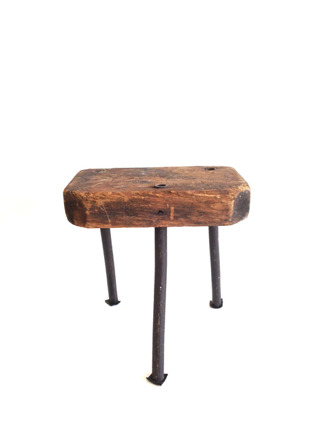 www.classicvintagerentals.com ? 6666 - Wood Stool